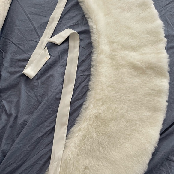 Faux fur tie scarf - Picture 3 of 5